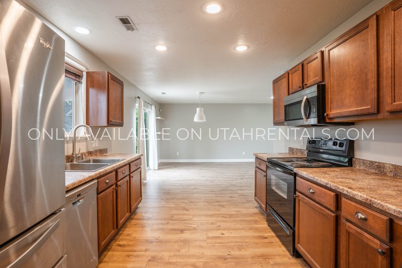 AVAILABLE NOW | 3 Bed, 2.5 Bath Single-Family Home in Lindon property image