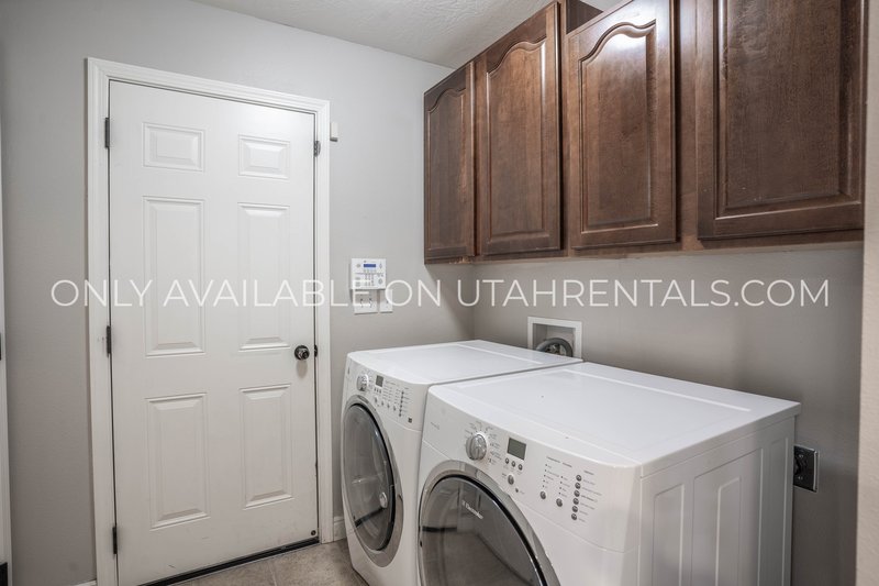 AVAILABLE NOW | 3 Bed, 2.5 Bath Single-Family Home in Lindon property image