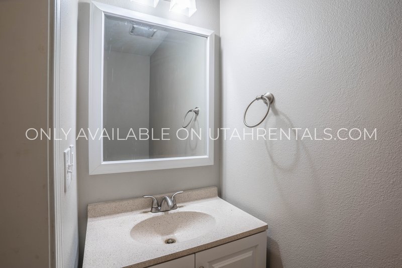 AVAILABLE NOW | 3 Bed, 2.5 Bath Single-Family Home in Lindon property image