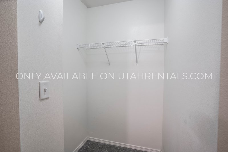 AVAILABLE NOW | 3 Bed, 2.5 Bath Single-Family Home in Lindon property image