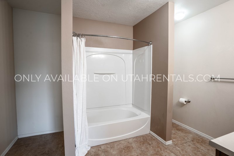 AVAILABLE NOW | 3 Bed, 2.5 Bath Single-Family Home in Lindon property image