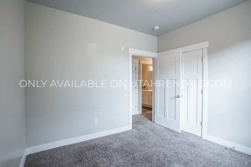 Beautiful Ground-Floor Condo in Vineyard – Prime Location! property image