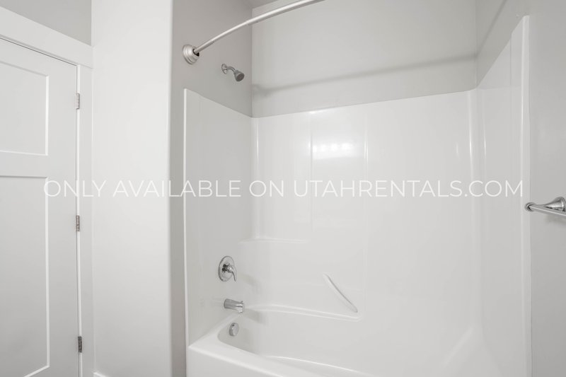 Beautiful Ground-Floor Condo in Vineyard – Prime Location! property image