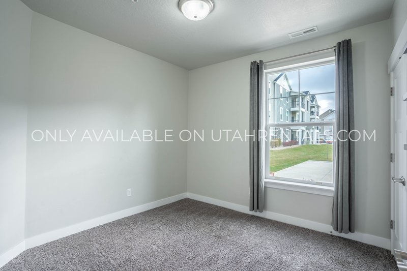 Beautiful Ground-Floor Condo in Vineyard – Prime Location! property image