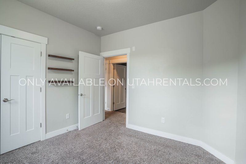 Beautiful Ground-Floor Condo in Vineyard – Prime Location! property image