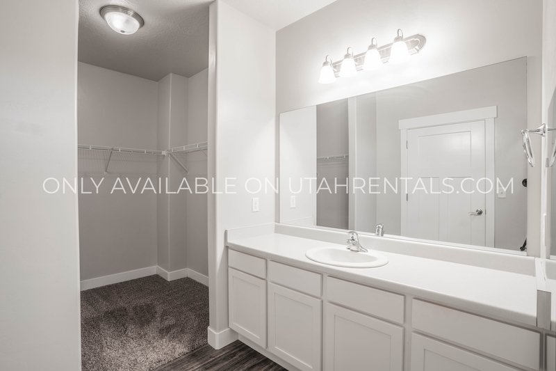 Beautiful Ground-Floor Condo in Vineyard – Prime Location! property image