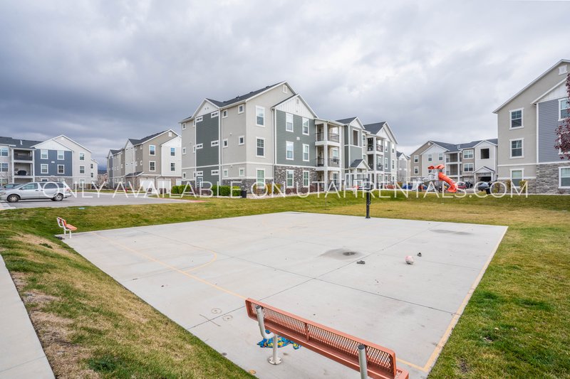 Beautiful Ground-Floor Condo in Vineyard – Prime Location! property image