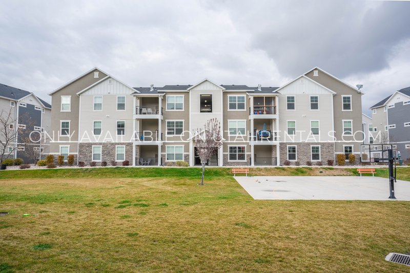 Beautiful Ground-Floor Condo in Vineyard – Prime Location! property image