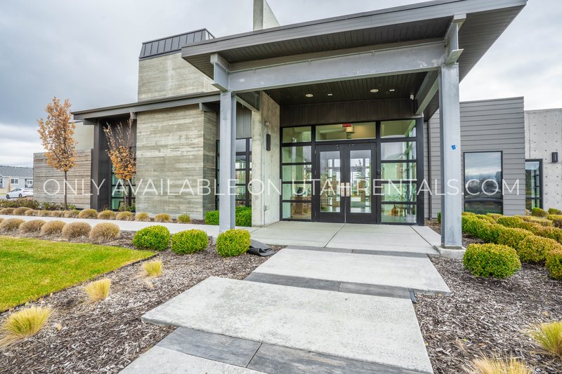 Beautiful Ground-Floor Condo in Vineyard – Prime Location! property image
