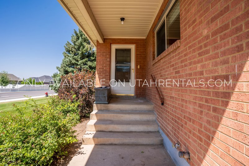 PET FRIENDLY MAPLETON HOME FOR RENT property image