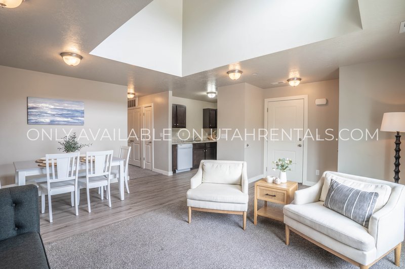 Beautiful Top Floor 2-Bed 2-Bath Layout property image