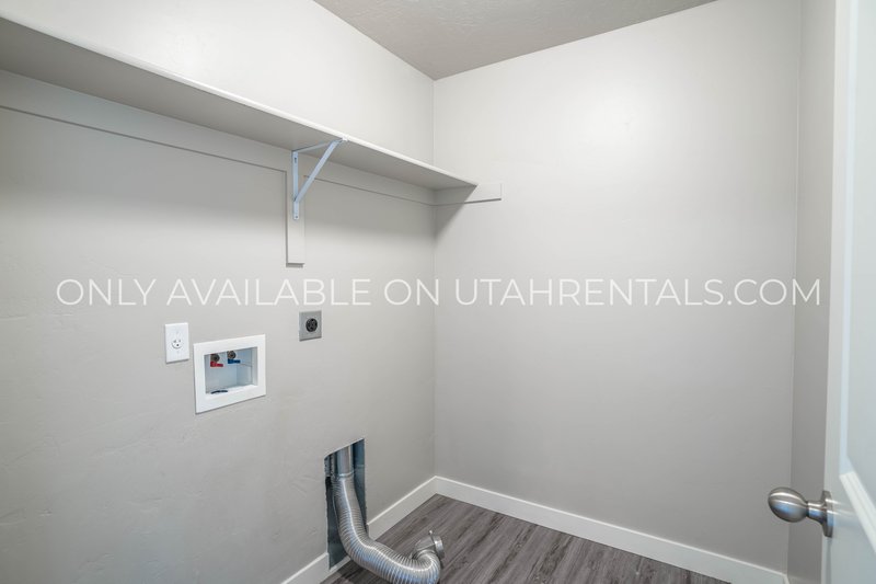 Beautiful Top Floor 2-Bed 2-Bath Layout property image