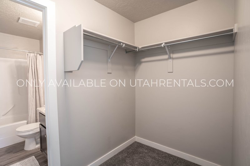 Beautiful Top Floor 2-Bed 2-Bath Layout property image