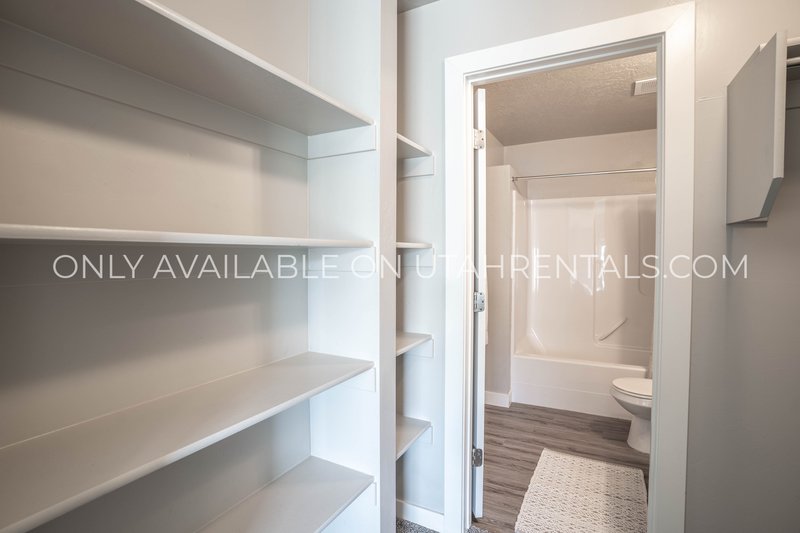 Beautiful Top Floor 2-Bed 2-Bath Layout property image