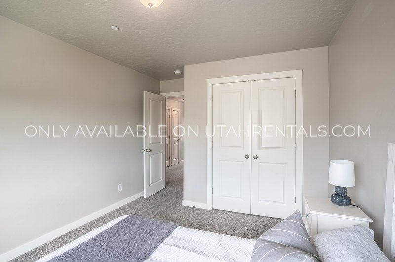 Beautiful Top Floor 2-Bed 2-Bath Layout property image