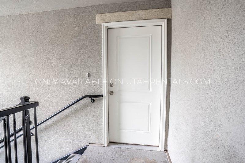 Beautiful Top Floor 2-Bed 2-Bath Layout property image