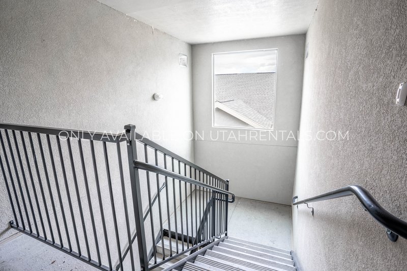 Beautiful Top Floor 2-Bed 2-Bath Layout property image