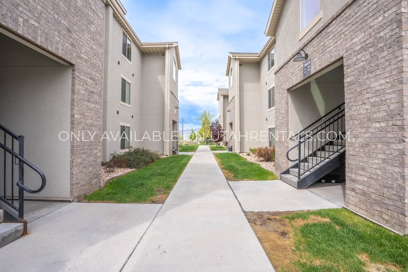 Beautiful Top Floor 2-Bed 2-Bath Layout property image