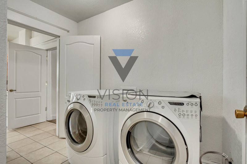 Great 4 bedroom 3 bathroom home in SLC! property image