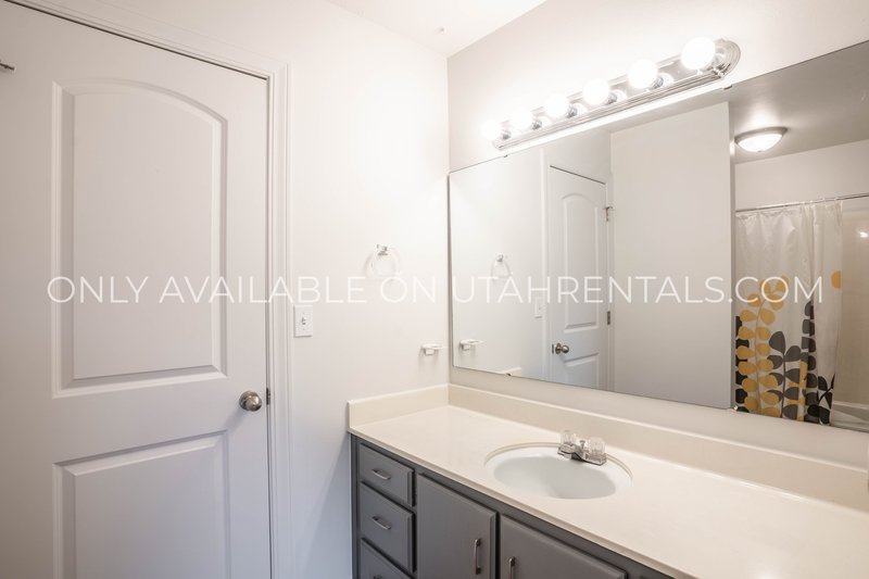 Beautiful & Spacious Orem Townhouse property image