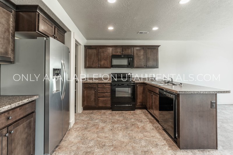 Gorgeous 4 bedroom, 2.5 bath Townhome in Springville! property image