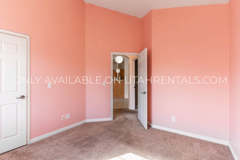 Spacious Upper-Level Condo with Vaulted Ceilings & Resort-Style Amenities! property image