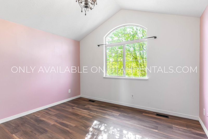 Vibrant, Light-Filled Home with Movie Theater Basement! property image