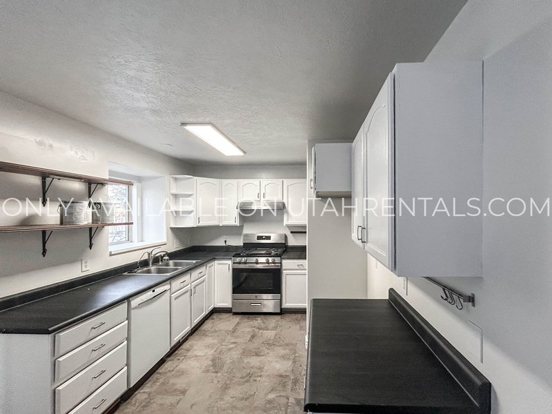 Vibrant, Light-Filled Home with Movie Theater Basement! property image