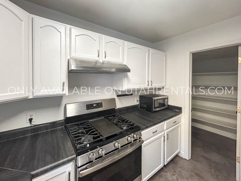 Vibrant, Light-Filled Home with Movie Theater Basement! property image