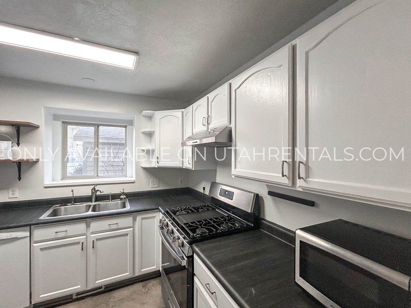 Vibrant, Light-Filled Home with Movie Theater Basement! property image