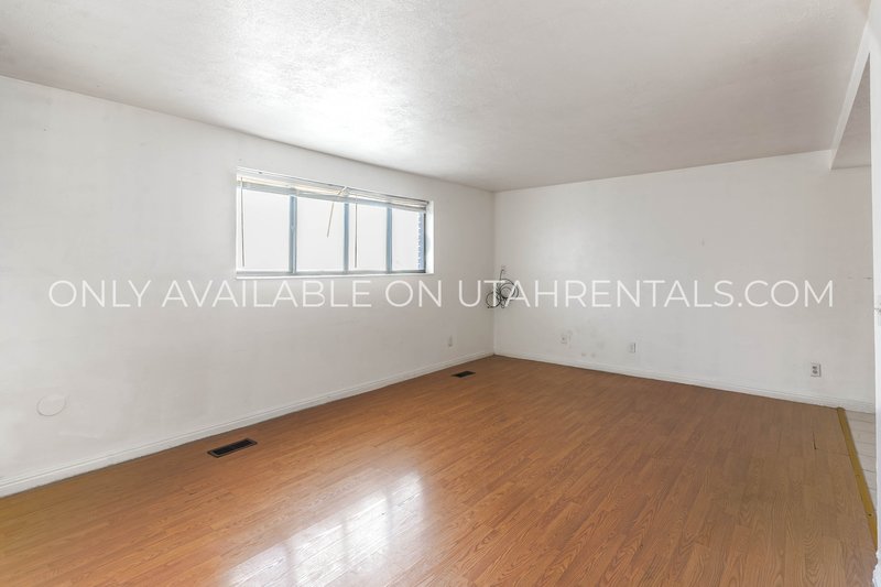 Multi-Level 2 Bed in Midvale! Minutes to I-15 + Carport + Pet Friendly property image