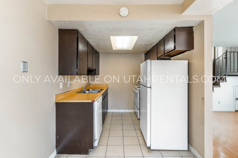 Multi-Level 2 Bed in Midvale! Minutes to I-15 + Carport + Pet Friendly property image