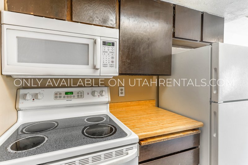 Multi-Level 2 Bed in Midvale! Minutes to I-15 + Carport + Pet Friendly property image