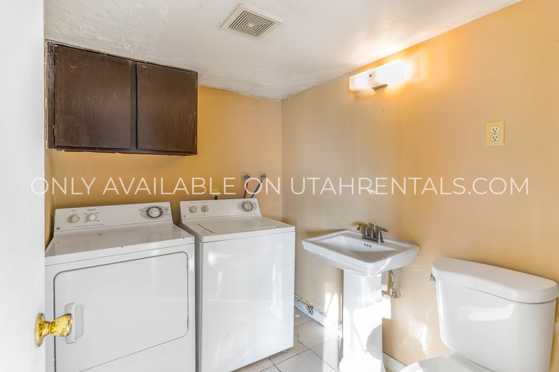 Multi-Level 2 Bed in Midvale! Minutes to I-15 + Carport + Pet Friendly property image