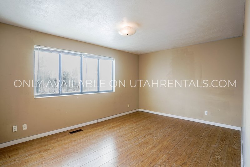 Multi-Level 2 Bed in Midvale! Minutes to I-15 + Carport + Pet Friendly property image