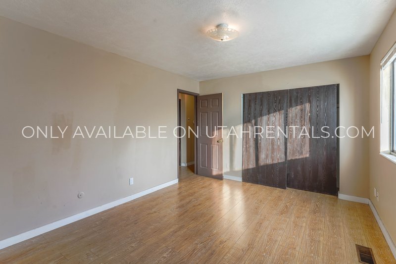 Multi-Level 2 Bed in Midvale! Minutes to I-15 + Carport + Pet Friendly property image