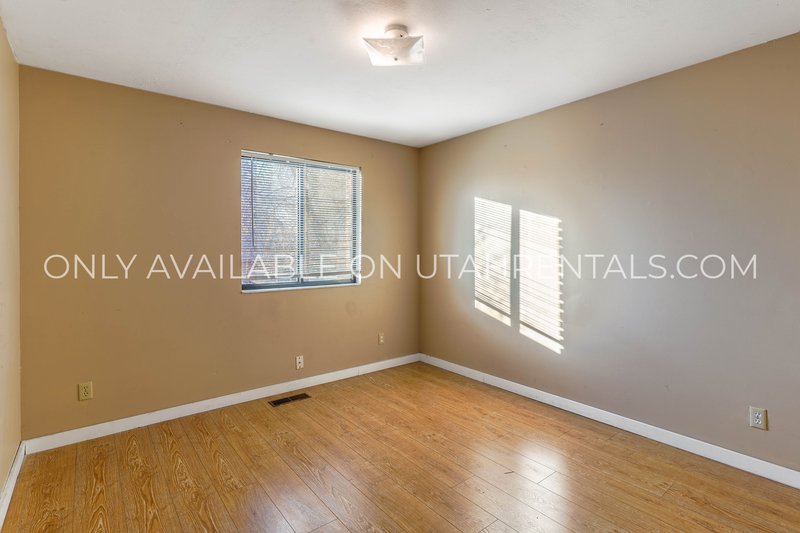 Multi-Level 2 Bed in Midvale! Minutes to I-15 + Carport + Pet Friendly property image