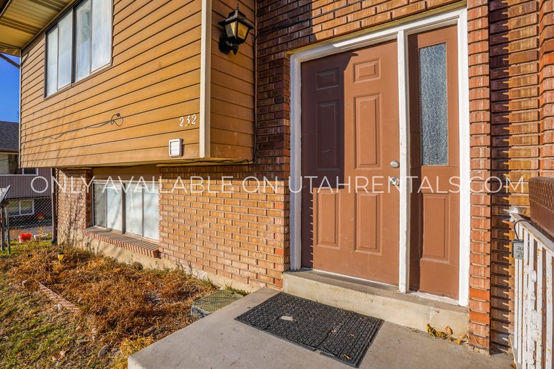 Multi-Level 2 Bed in Midvale! Minutes to I-15 + Carport + Pet Friendly property image