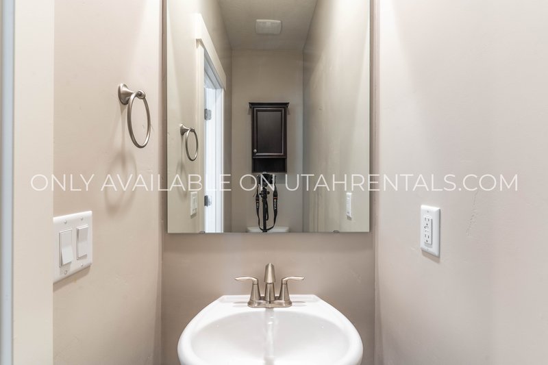 Stylish 3-Bed Home in Daybreak | Prime Location & Modern Living! property image