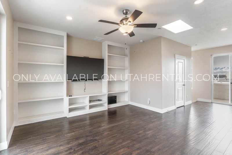 Stylish 3-Bed Home in Daybreak | Prime Location & Modern Living! property image