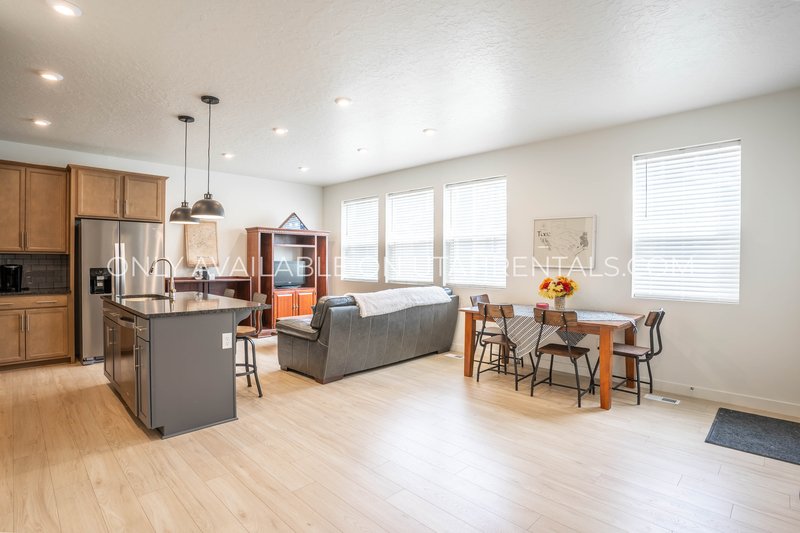Charming 3-Bed Home in Arrowhead Park – Great Location & Pet-Friendly! property image