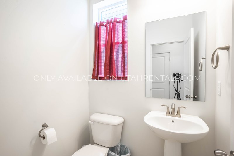 Charming 3-Bed Home in Arrowhead Park – Great Location & Pet-Friendly! property image