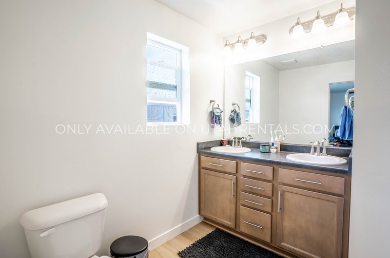 Charming 3-Bed Home in Arrowhead Park – Great Location & Pet-Friendly! property image