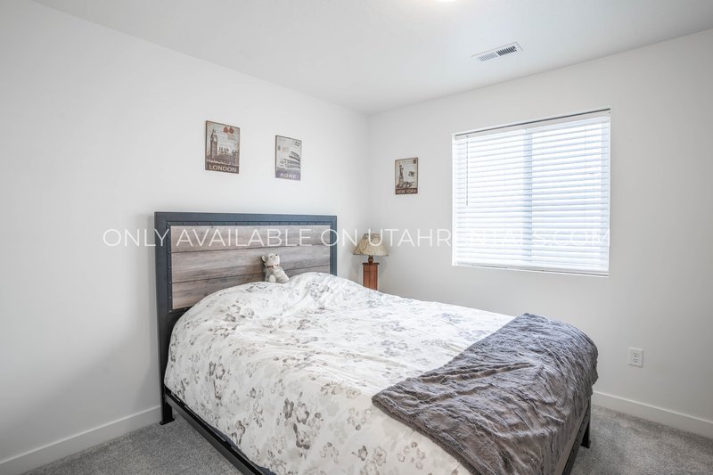 Charming 3-Bed Home in Arrowhead Park – Great Location & Pet-Friendly! property image