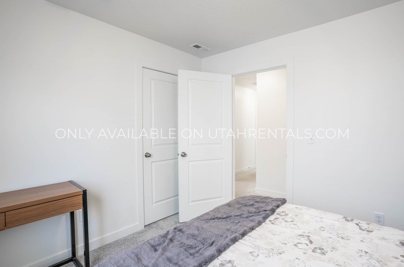 Charming 3-Bed Home in Arrowhead Park – Great Location & Pet-Friendly! property image