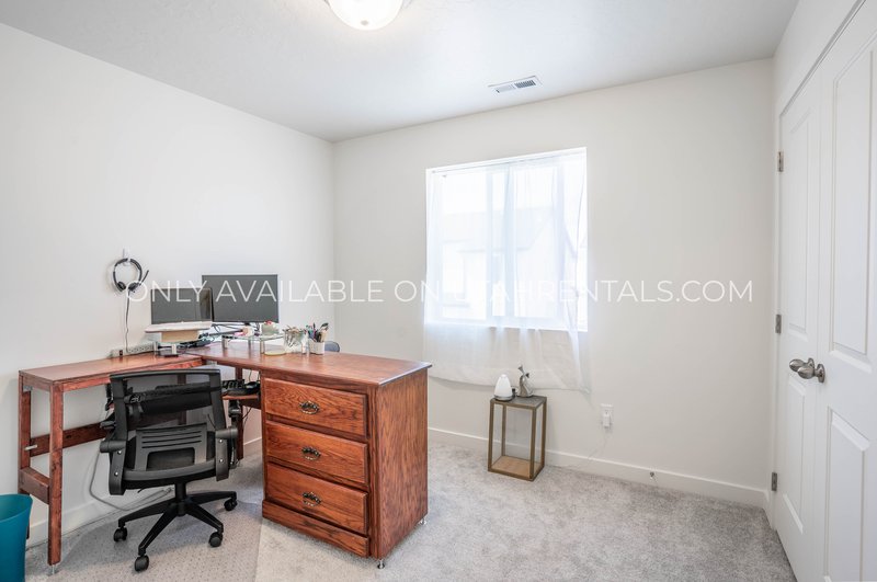 Charming 3-Bed Home in Arrowhead Park – Great Location & Pet-Friendly! property image