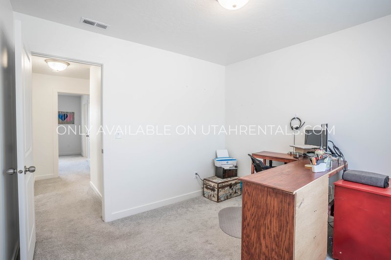 Charming 3-Bed Home in Arrowhead Park – Great Location & Pet-Friendly! property image