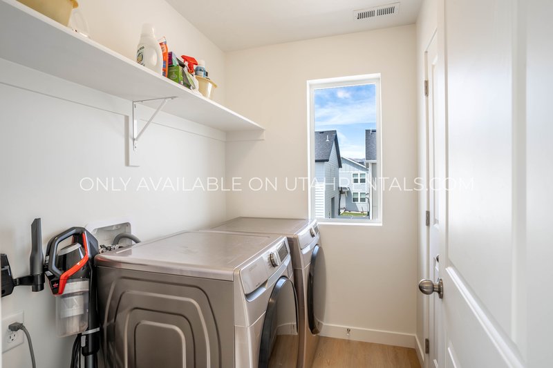 Charming 3-Bed Home in Arrowhead Park – Great Location & Pet-Friendly! property image