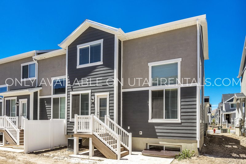 Stunning End-Unit Townhome in Lehi's 