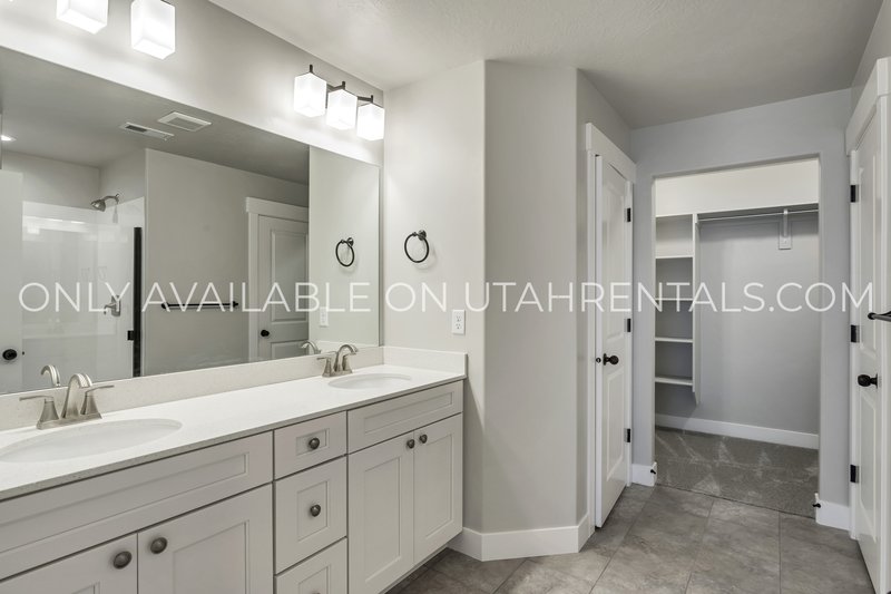 Stunning End-Unit Townhome in Lehi's 
